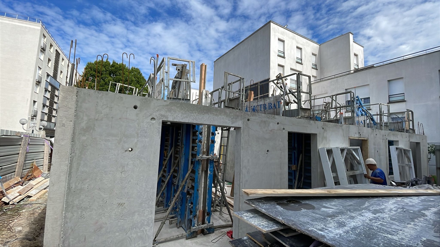 Chantier de construction de logements collectifs en France